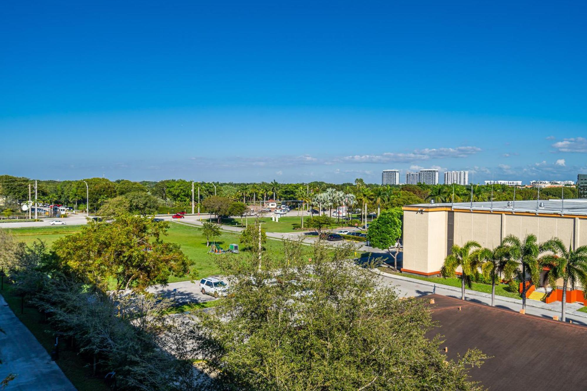 Amazing 2 Bedroom Unit In Doral Miami With Free Parking Hialeah Gardens Exteriér fotografie